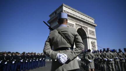 Aviation : l'incroyable exploit du pilote qui a volé sous l'Arc de triomphe