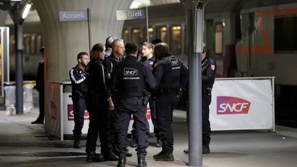 Des policiers sur le quai de la gare d'Austerlitz, à Paris, le 9 avril 2019. (GEOFFROY VAN DER HASSELT / AFP)