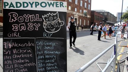 Paris sur le pr&eacute;nom du Royal Baby devant la maternit&eacute; de l'h&ocirc;pital St Mary, &agrave; Londres (Royaume-Uni), le 22 juillet 2013.&nbsp; ( MAXPPP)