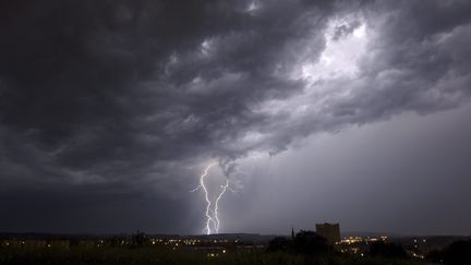 Un orage &eacute;clate au-dessus de Charleville-Mezi&egrave;res, dans les Ardennes, dans la nuit du 26 au 27 juillet 2013. (MAXPPP)