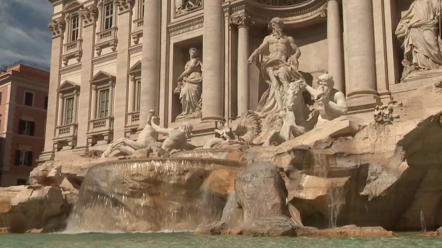 Cosa succede alle monete gettate nella Fontana di Trevi?