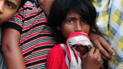 Une fillette assiste aux obs&egrave;ques d'ouvriers tu&eacute;s dans l'accident, le 1er mai, &agrave; Dacca. (MUNIR UZ ZAMAN / AFP)