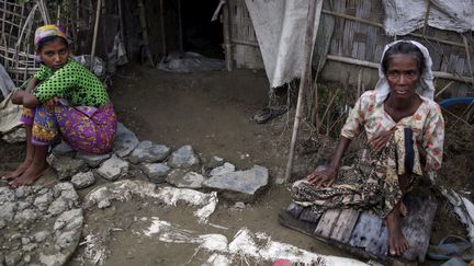 Deux femmes Rohingyas dans le camp de personnes déplacées dans l'Etat birman de Rakhine (anciennement d'Arakan), le 4 août 2015. (Soe Zeya Tun)