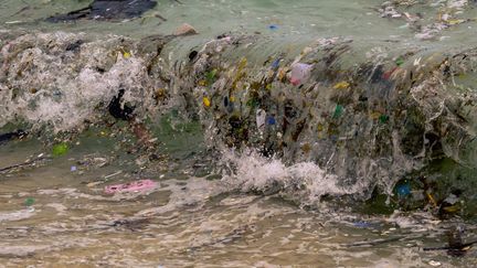 Sur une plage à&nbsp;Koh Samui, en Thaïlande, le 19 janvier 2021. (MLADEN ANTONOV / AFP)