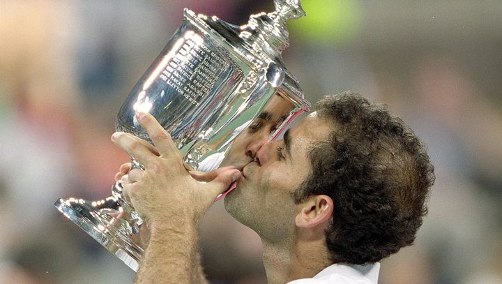 Pete Sampras embrasse le troph&eacute;e de l'US Open, dernier tournoi de sa carri&egrave;re, le 8 septembre 2002 &agrave; New York (Etats-Unis).&nbsp; (MANNY MILAN / SPORTS ILLUSTRATED / GETTY IMAGES)