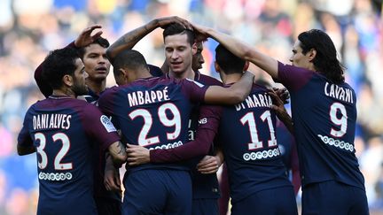 Les joueurs du PSG fêtent le but de Kylian Mbappé contre Angers, le 14 mars 2018 au Parc des Princes, à Paris. (FRANCK FIFE / AFP)