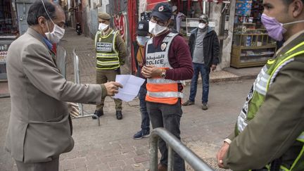 Un contrôle d'autorisation de sortie à Casablanca, au Maroc, le 8 avril 2020.&nbsp; Le pays applique un confinement strict et le port obligatoire d'un masque au dehors. (FADEL SENNA / AFP)