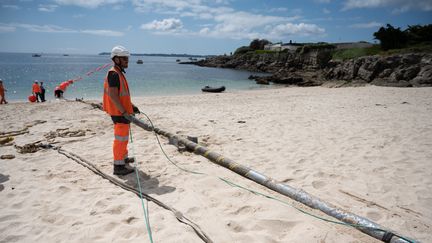 Les opérations de déploiement du câble sous-marin, depuis Ploemer jusqu'à l'île de Groix (Morbihan). (GAAB AGENCY)