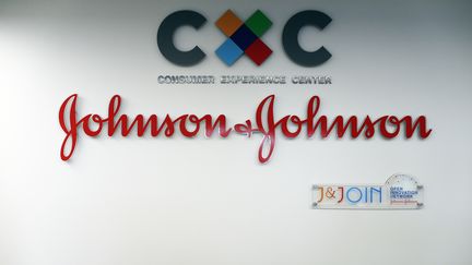 Le logo de la firme Johnson &amp; Johnson, sur un site français, à Val-de-Reuil. (CHARLY TRIBALLEAU / AFP)