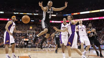 Le Fran&ccedil;ais Tony Parker lors d'un match des San Antonio Spurs contre les Phoenix Suns, le 13 avril, &agrave; Phoenix (Arizona). (CHRISTIAN PERTERSEN/AFP)