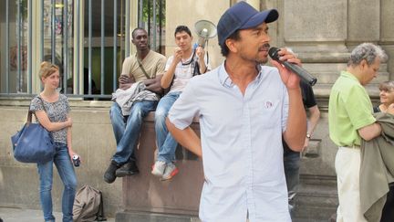 A droite, un membre de RESF. A l'arri&egrave;re, trois lyc&eacute;ens sans papiers venus r&eacute;clamer leur r&eacute;gularisation.&nbsp; (FLORIANE LOUISON)