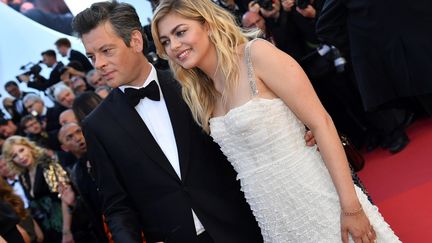 Les chanteurs Benjamin Biolay et Louane Emera ont fait une entrée remarquée en arrivant ensemble sur le tapis rouge du festival. Et ce n'est pas pour rien car ils ont interprété "Le cinéma" de Claude Nougaro, en duo sur la scène du Palais des festivals, juste avant l'ouverture de la cérémonie.
 (Alberto Pizzoli / AFP)