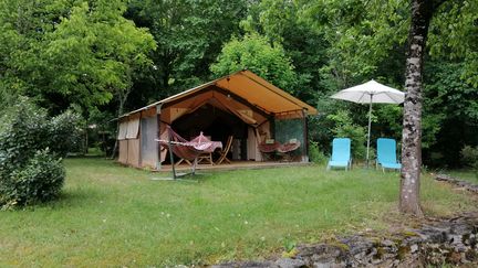 Illustration d'une tente dans un camping. (FLAVIEN GROYER / FRANCE-BLEU PÉRIGORD)