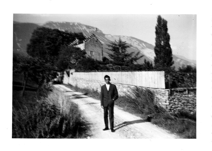 François Cheng devant la dernière demeure de Rilke. Le Valais, Suisse, 1960 (Archives François Cheng / L’Herne)