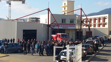 &nbsp; (Le centre de secours d'Ajaccio, où les élus nationalistes se sont rendus lundi en soutien aux pompiers agressés et pour appeler au calme. © Mathilde Lemaire/Radio France)