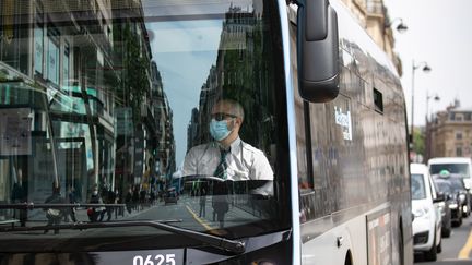 Un chauffeur de bus circule à Paris, le 12 mai 2020. (ROMUALD MEIGNEUX / SIPA)