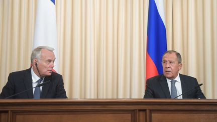 Le ministre des Affaires étrangères Jean-Marc Ayrault, et son homologue russe Sergueï Lavrov, le 10 juin 2016 à Moscou. (GRIGORIY SISOEV / SPUTNIK / AFP)