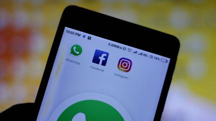 Les icônes&nbsp;des applications WhatsApp, Facebook et Instagram sur l'écran d'un smartphone, à New Delhi (Inde), le 25 février 2019. (NASIR KACHROO / NURPHOTO / AFP)