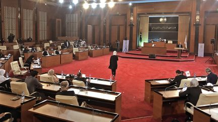 Des députés libyens opposés à l'offensive du général Haftar tiennent leur première réunion à Tripoli, le 2 mai 2019. (MAHMUD TURKIA / AFP)