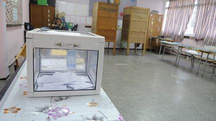 Bureau de vote&nbsp;dans une école primaire à Alger, le 27 novembre 2021. (MOUSAAB ROUIBI / ANADOLU AGENCY)