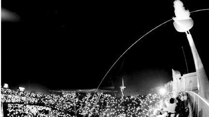 La flèche enflammée d'Antonio Rebollo enflamme la vasque olympique du stade de Montjuic, Barcelone 1992. (ERIC FEFERBERG / AFP)