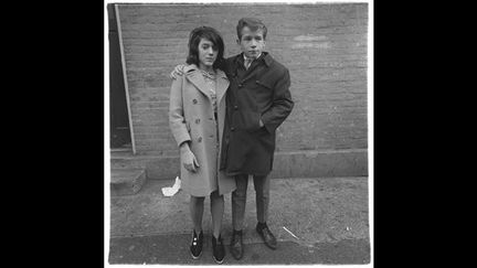 Couple d&#039;adolescents à Hudson Street, New York 1963
 (THE ESTATE OF DIANE ARBUS)