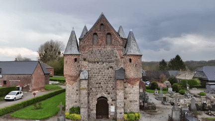 Le 13 Heures du 25 avril vous fait découvrir les célèbres églises fortifiées de la Thiérache, un territoire situé entre les Hauts-de-France et la Belgique, qui était autrefois une terre de passage. Des joyaux de briques et de pierres aux allures de forteresses, édifiées au XVIe siècle.