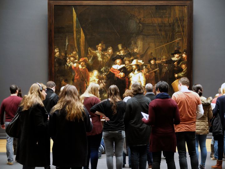 Le public devant le tableau "La ronde de nuit" de Rembrandt, au musée&nbsp;Rijksmuseum&nbsp;d'Amsterdam (LEEMAGE / AFP)