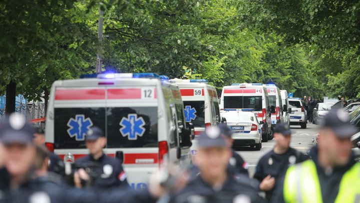 Des ambulances et des policiers déployés près d'une école de Belgrade (Serbie) après une tuerie, le 3 mai 2023. (MILOS MISKOV / ANADOLU AGENCY / AFP)