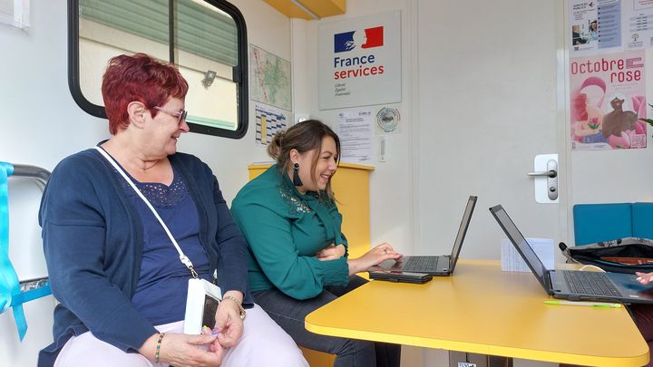 Vanessa en train d'aider Sylvie, dans le bus France Services. (Agathe Mahuet / RADIOFRANCE)