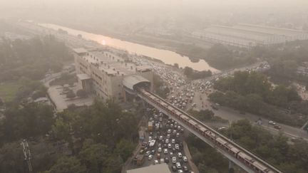 À New Delhi (Inde), un épais brouillard jaunâtre et toxique s’est répandu. Il s’agit d’un mélange d’émissions polluantes provenant du diesel des voitures et des fumées des brûlis agricoles. Les écoles de la ville, qui compte 30 millions d’habitants, ont dû fermer leurs portes.