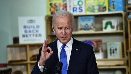 Joe Biden los d'une visite au Capitol Child Development Center à Hartford, dans le Connecticut (Etats-Unis), le 15 octobre 2021. (BRENDAN SMIALOWSKI / AFP)