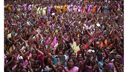 Des milliers de femmes, membres d'Anganwadi, la fédération des travailleuses en Inde, manifestent contre le gouvernement à Bombay, le 24 septembre. Elles exigent de meilleures conditions de vie et des salaires plus élevés. (REUTERS / Danish Siddiqui )