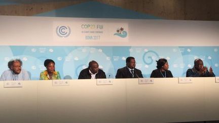 Les représentants de l'Alliance panafricaine pour la justice climatique (PACJA) lors d'une conférence de presse à la COP23, à Bonn, le 17 novembre 2017. (FALILA GBADAMASSI / GEOPOLIS)