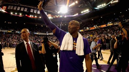 La star des Los Angeles Lakers, Kobe Bryant, ici en train de saluer le public des Kings de Sacremento, vit sa dernière saison de sa carrière sur les parquets NBA. (EZRA SHAW / GETTY IMAGES NORTH AMERICA)