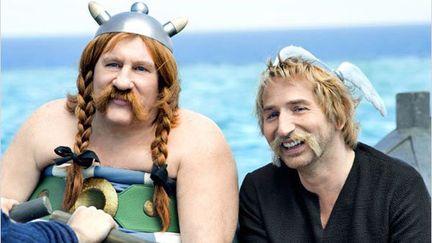 Les acteurs G&eacute;rard Depardieu et Edouard Baer incarnent respectivement Ob&eacute;lix et Ast&eacute;rix sur le tournage du film "Ast&eacute;rix au service de sa Majest&eacute;", dont la sortie est pr&eacute;vue &agrave; l'automne 2012. (WILD BUNCH PRODUCTION)