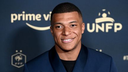 Kylian Mbappé lors de la cérémonie des trophées UNFP, le 15 mai 2022 à Paris. (FRANCK FIFE / AFP)