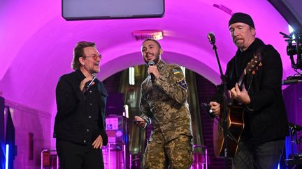 Bono,&nbsp;Taras Topolia du groupe Antytila et The Edge, dans une station du métro de Kiev (Ukraine), le 8 mai 2022. (Sergei SUPINSKY / AFP)