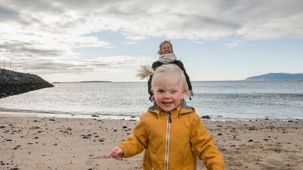 Vrai si c’est un garçon, faux si c’est une fille (dottir). L'Islande est très attachée à sa culture et à sa langue. A tel point que le prénom d'un enfant doit figurer dans une liste de prénoms officielle. A défaut l'enfant s'appellera "fille" ou "garçon" suivant son sexe... Le prénom doit faire partie d'une liste de 1853 prénoms féminins et 1712 masculins dûment approuvés par le Comité islandais des prénoms. Quant au nom patronymique,  il décrit la lignée familiale. Ainsi le fils d'un Arnes Eldarsson, s'appellera Domaldur Arnesson, sa fille quant à elle s'appellera Elimar Arnesdottir. L'annuaire téléphonique islandais est par ordre alphabétique des ...prénoms.  (Elli Thor Magnusson / Cultura Creative/ AFP)