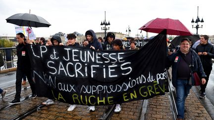 Des enseignants et des fonctionnaires de l'Education nationale manifestent à Bordeaux le 12 novembre 2018. (NICOLAS TUCAT / AFP)