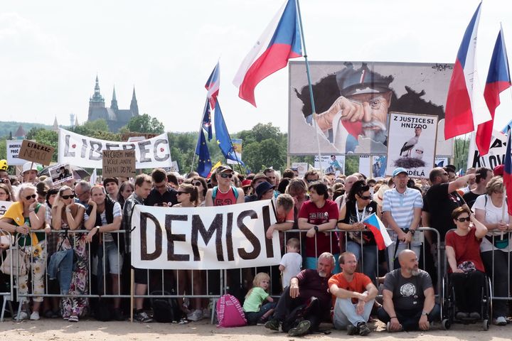 Des manifestants brandissent une banderole "démission". (EDUARD ERBEN / SPUTNIK / AFP)