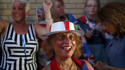 Des fans de la famille royale en liesse apr&egrave;s la naissance du Royal Baby, le 22 juillet 2013, devant la maternit&eacute; de l'h&ocirc;pital St Mary's &agrave; Londres. &nbsp; (CATHAL MCNAUGHTON / REUTERS)