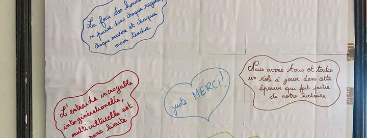 Des messages laissés par des vacanciers d'un camping de La-Test-de-Buch (Gironde) témoignent de la solidarité entre sinistrés. (ROMANE BRISARD / RADIO FRANCE)