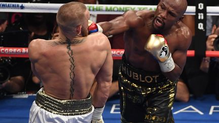 Floyd Mayweather met Conor McGregor en difficulté (ETHAN MILLER / GETTY IMAGES NORTH AMERICA)