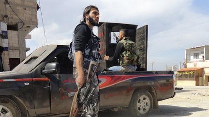 Des membres de l'Arm&eacute;e syrienne libre oppos&eacute;e&nbsp;aux forces du pr&eacute;sident Bachar Al-Assad, le 28 f&eacute;vrier 2012, &agrave; Homs (Syrie).&nbsp; (REUTERS)