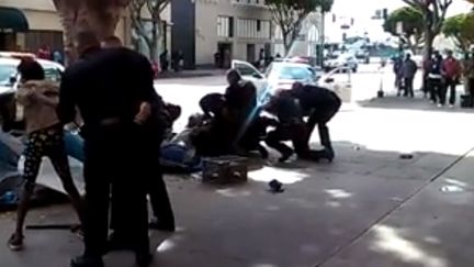 Une capture d'&eacute;cran de la vid&eacute;o publi&eacute;e sur Facebook montrant l'interpellation d'un sans-abri par la police de Los Angeles, le 1er mars 2015. (ANTHONY BLACKBURN / FACEBOOK / BUZZFEED)