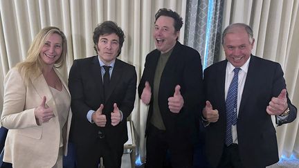 Le président argentin Javier Milei aux côtés d'Elon Musk, avec la secrétaire générale de la présidence argentine Karina Milei et l'ambassadeur d'Argentine aux États-Unis, Gerardo Werthein, le 6 mai 2024. (HANDOUT / ARGENTINIAN PRESIDENCY)