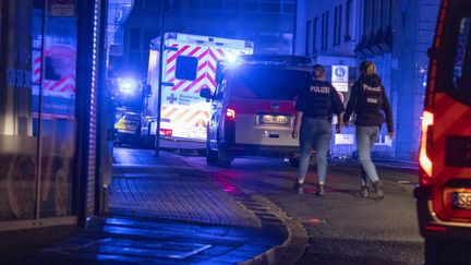 Des policiers sont déployés après l'attaque au couteau à Solingen, dans l'ouest de l'Allemagne, le 23 août 2024. (THOMAS BANNEYER / DPA)