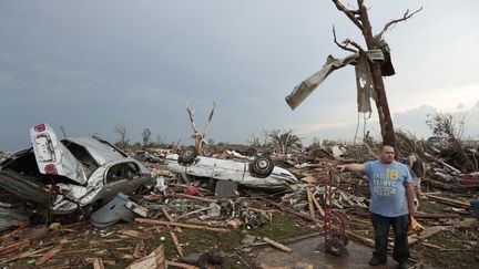 Un habitant de Moore constatent les d&eacute;g&acirc;ts caus&eacute;s par une tornade, le 20 mai 2013, dans l'Oklahoma (Etats-Unis). (BRETT DEERING / GETTY IMAGES NORTH AMERICA / AFP)