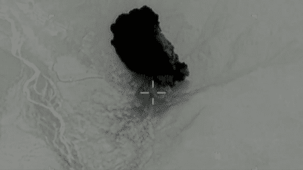 Capture d'écran d'une vidéo du bombardement américain en Afghanistan, effectuée le 13 avril 2017. (US DEPARTMENT OF DEFENSE / TWITTER)